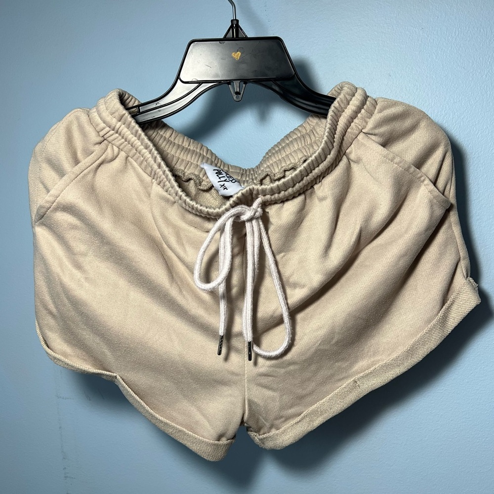 Princess Polly sweat shorts in tan :)
